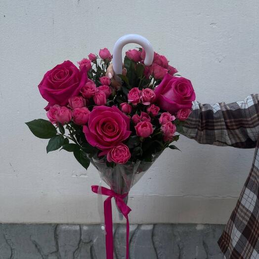 Розы и спрей розы в зонте