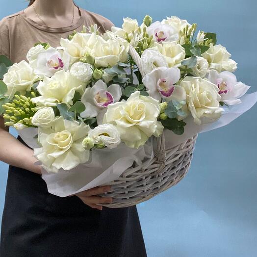 Корзина с цветами Белоснежка