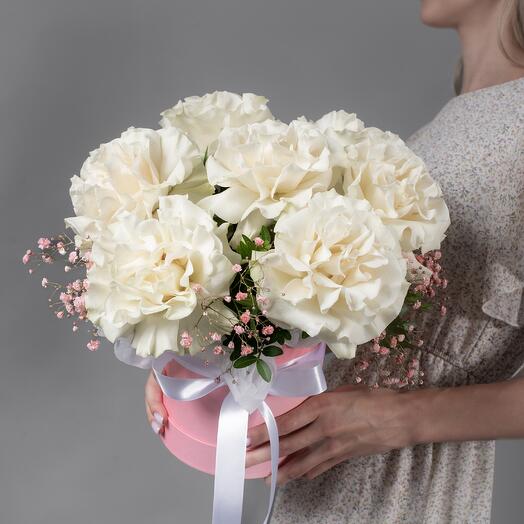 Композиция из белых, французских роз с гипсофилой