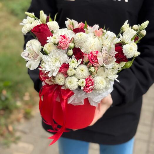Цветы в красной коробке