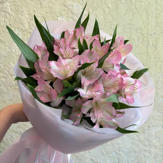 5 қызғылт альстроэмериядан тұратын нәзік және төзімді букет