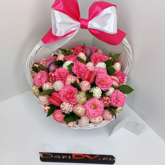 Клубника в шоколаде с розами и макарунами арт. 3960