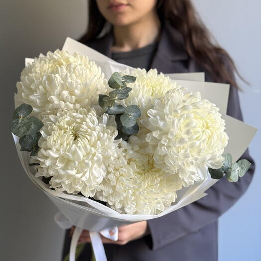 Монобукет из хризантем Магнум с ветками эвкалипта