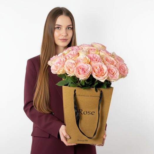 Розы в переноске