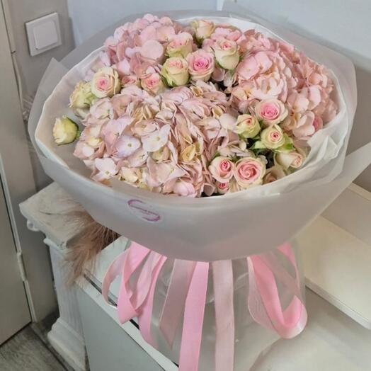 Розовый букет с гортензией