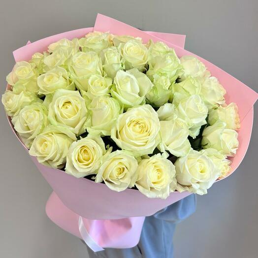 Букет белые розы в упаковке. 35 шт