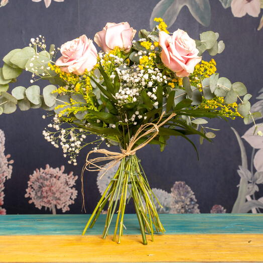 Ramo de 3 rosas rosas con eucalipto y vara de oro