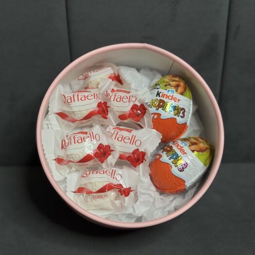 Сладкий набор с рафаэлло и киндерами