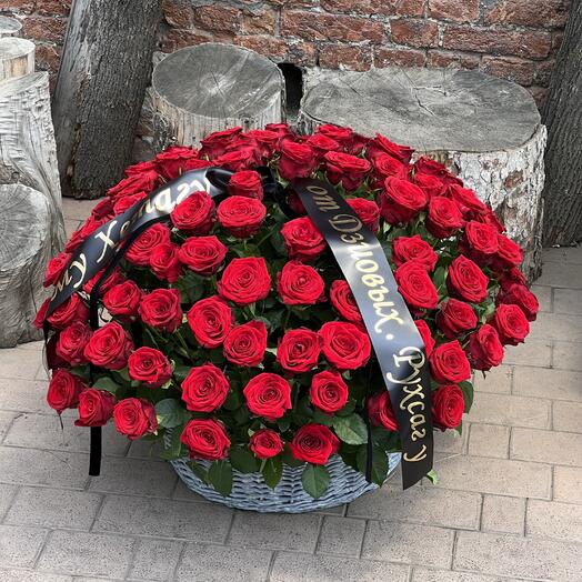 Алые розы. Траурная корзина