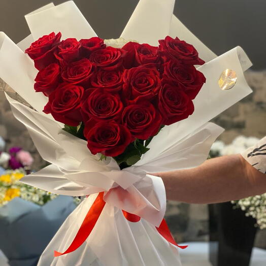 Ramo en forma de corazon de rosas rojas