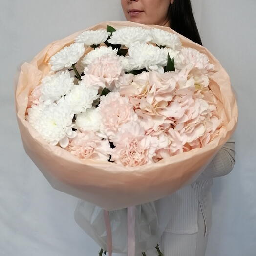 🍑Стильный букет из гортензии, диантусов, кустовых хризантем Алтай и рускуса в нежном оформлении