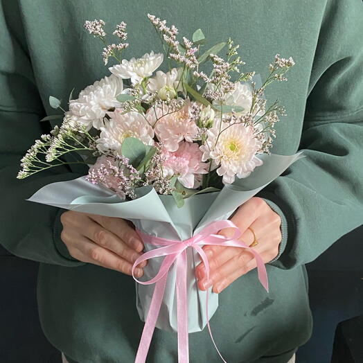 Нежная композиция комплимент с хризантемой, лимониумом и ароматным эвкалиптом