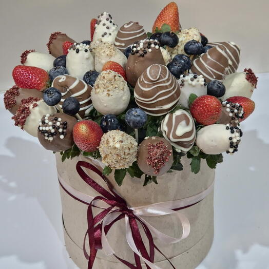 Композиция из клубники в шоколаде шляпной коробке "Ягодный крафт"