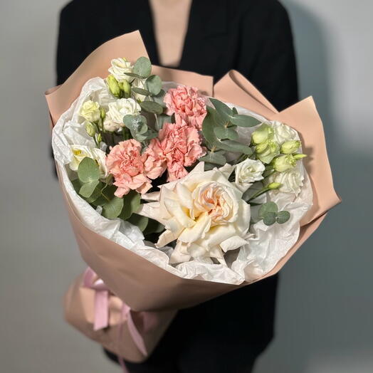 Ароматный букет с пион розой, эустомой и карамельными диантусами
