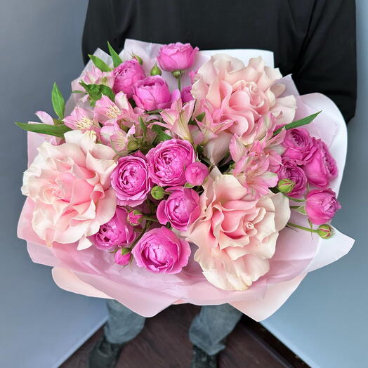 Яркий букет с франзускими розами и ароматной кустовой розой Мисти Баблс «Нежные Чувства»