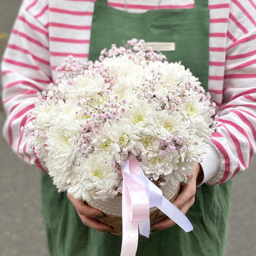 Плетеная корзина с хризантемами и гипсофилой