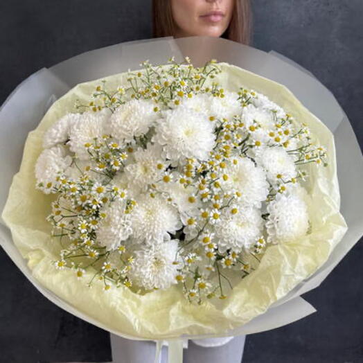 Пышный букет из хризантемы и ромашки