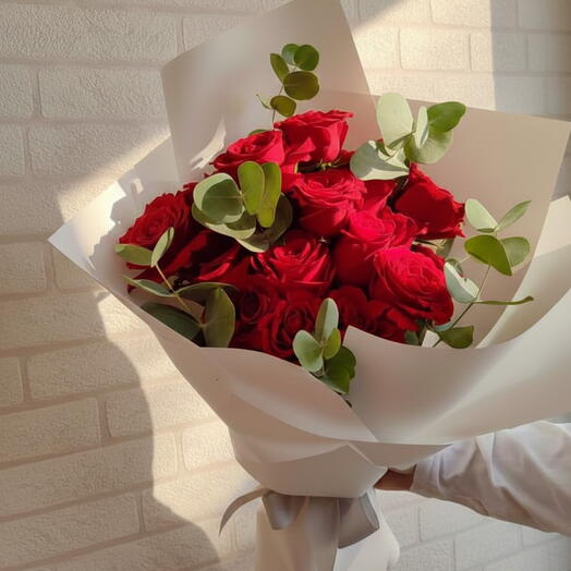 Авторский букет Red Piano из 15 красных роз и эвкалипта