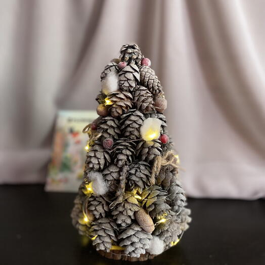 Ёлка из шишек на Новый год