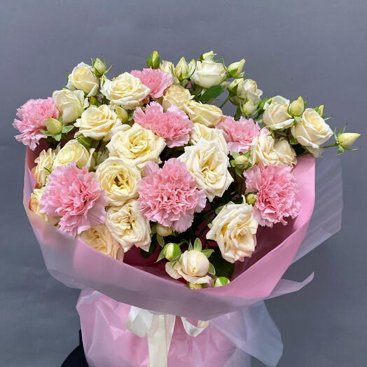 Милый букет кустовых роз и диантусов