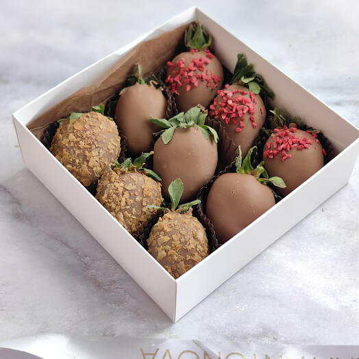 Клубника в шоколаде с вафельной крошкой и малиной