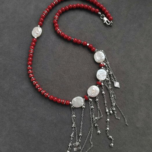 Акцентное колье "Lady in red" из керамических бусин и жемчуга кеши