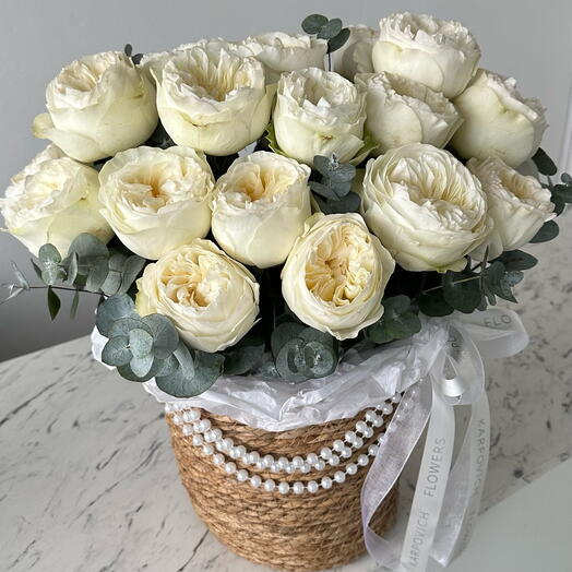 Корзина с пионовидными розами Лебединое озеро