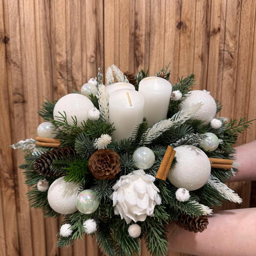 Новогодняя композиция из искусственной ели