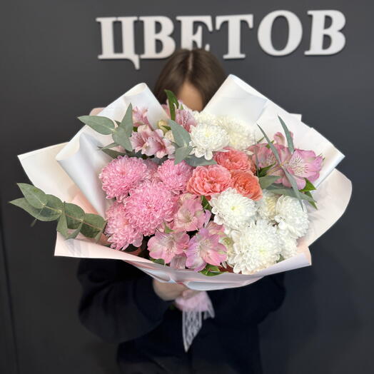 Букет «нежный» кустовая хризантема, кустовая роза, альстромерия и эвкалипт
