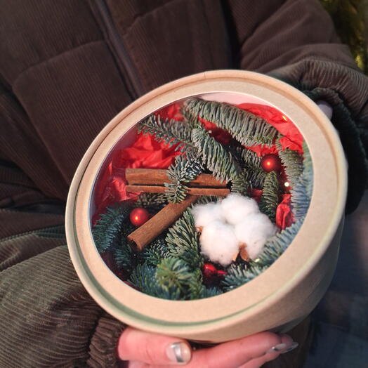 Готовый вариант упаковки подарка на Новый год M