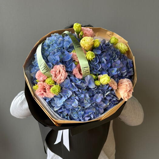 Моно букет с гортензиями и лизиантусами