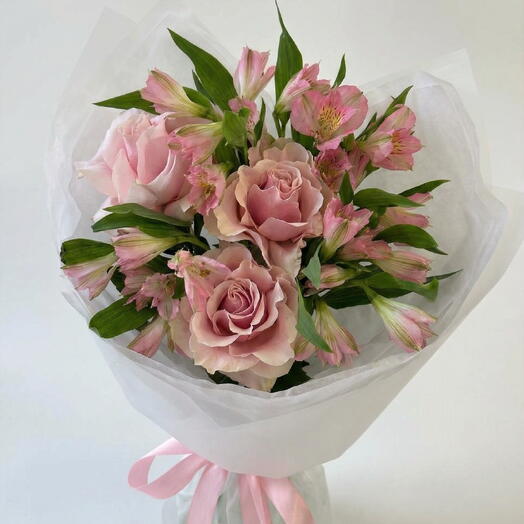 Букет «Кружево» с французской розой и альстромерией 🪷