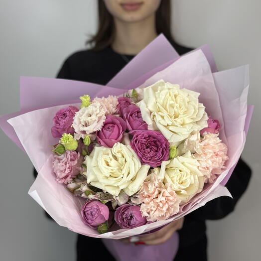 Букет из пионовидных одноголовых и кустовых роз, диантусов