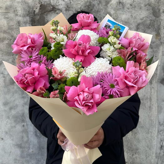 Букет из французких роз  и хризантем