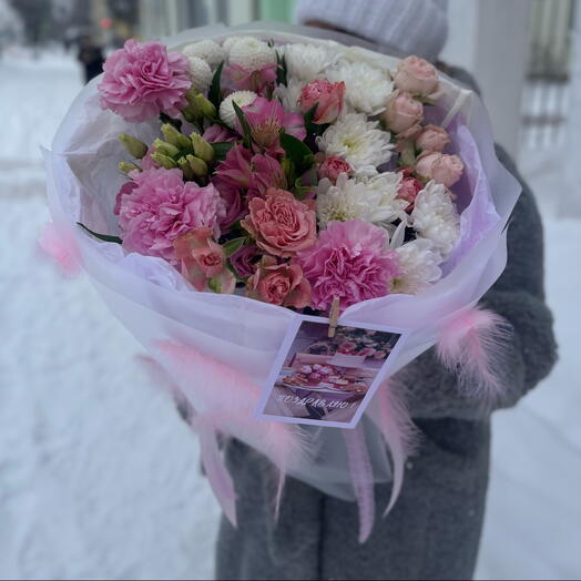 Нежный букет с перьями