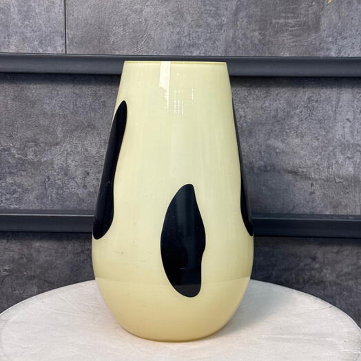 Ваза из желтого стекла с черными абстрактными пятнами
