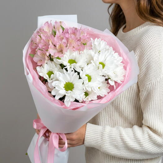 Нежный букет из альстромерии и хризантемы ромашка