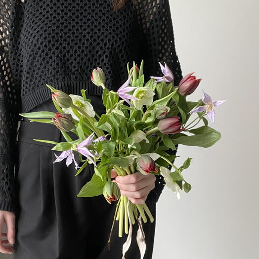 Красные тюльпаны, сиреневые колокольчики и зеленый морозник