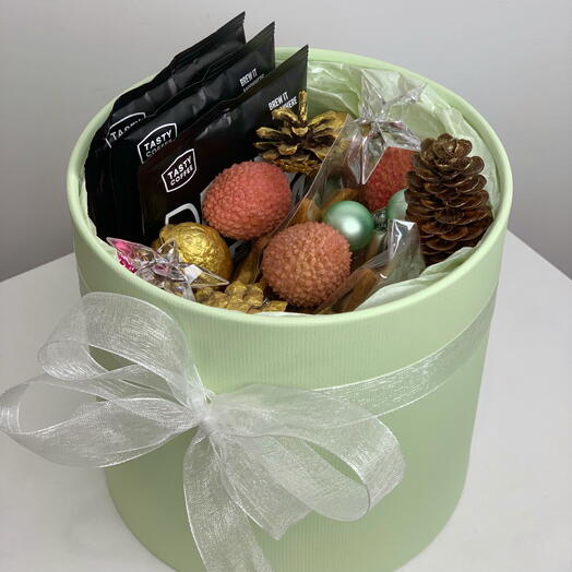 Подарочный набор с кофе, имбирным печеньем и личи