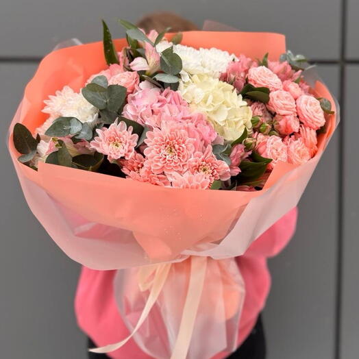 BOUQUET 053. Букет с хризантемами альстромерией гортензями и эвкалиптом