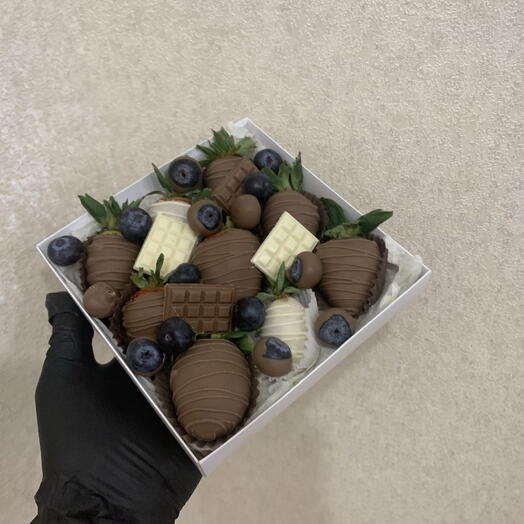 Клубника в шоколаде 9 шт «Дуэт 2.0» + голубика