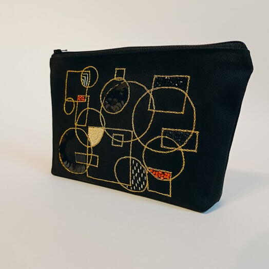 Косметичка с вышивкой ручной работы