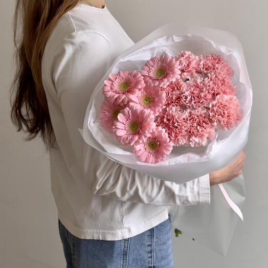 Букет розовых Гербер и диантусов «Розовая дымка»