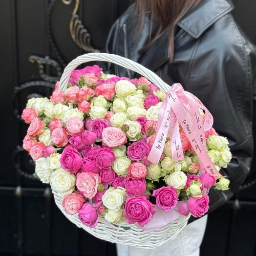 Корзина с кустовыми розами 🤍🤍