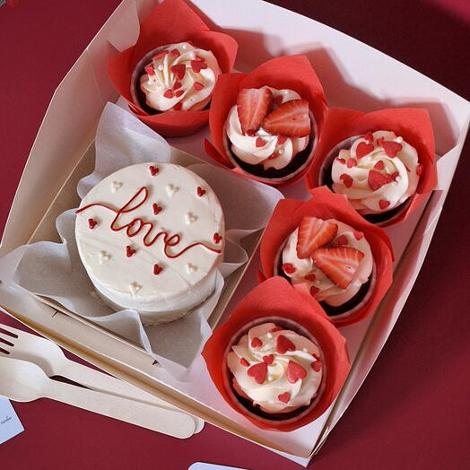 Комбо love бенто и 5 капкейков со сливочным кремом и клубникой