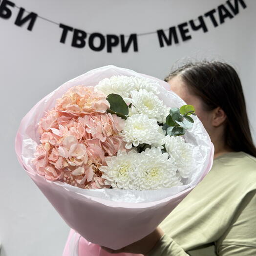 Букет из хризантем, гортензии и эвкалипта