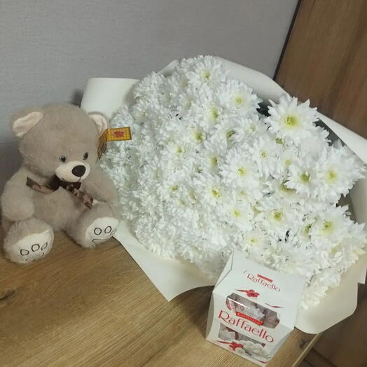 Удачное комбо большой букет хризантем с мишкой и конфетами