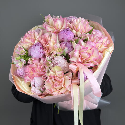 Авторский букет пионов и французских роз