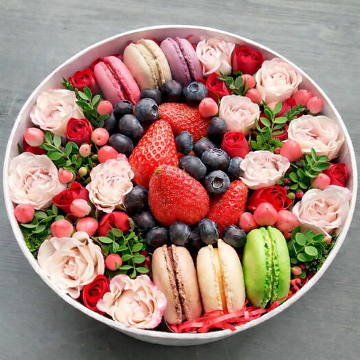 FRESH SWEET: Тройное удовольствие цветы и ягоды в коробке печенье клубника голубика | 14 февраля | 8 Марта | день рождения
