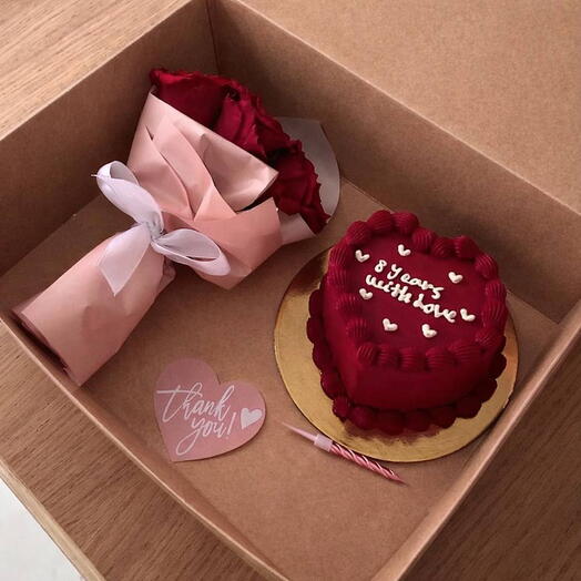 Бенто торт-сердце с надписью и букетом роз для любимой